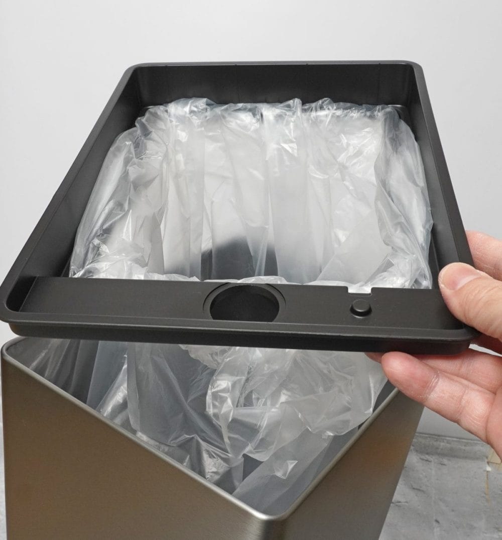 袋を自動で広げるゴミ箱「PITA BOX」30Lのは内ブタも外せます。