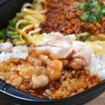 「ガッツリ飯×ガッツリ飯 台湾まぜそば&甘辛豚バラ丼と野菜ナムル」ブタバラ丼