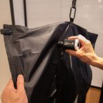 「HANG PACK」は一般的な圧縮袋同様、空気を抜いて圧縮保管しますが、この圧縮には専用ポンプのほか、掃除機を使用することも可能です