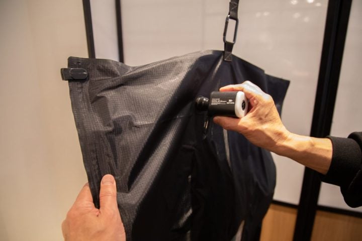 【羽毛布団の収納革命】もう膨らまない!?「吊るす」最強圧縮袋がクローゼットを救う!HANGPACKを体験レポ