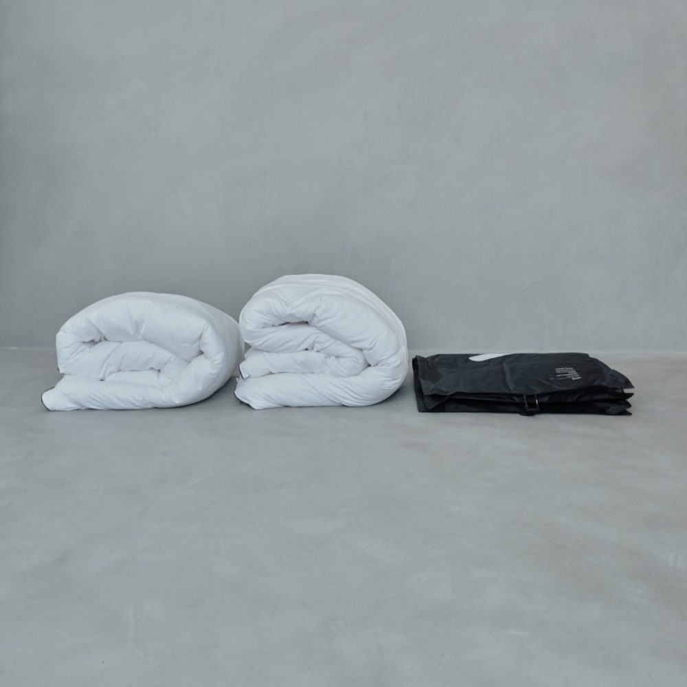 羽毛布団だけでなく、ダウンジャケットや冬用厚手コート、来客用の座布団やクッショック、キャンプ用の寝袋、スキースノボウエア、使用頻度が低い冠婚葬祭用の衣類などを圧縮収納することができるのです