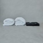 羽毛布団だけでなく、ダウンジャケットや冬用厚手コート、来客用の座布団やクッショック、キャンプ用の寝袋、スキースノボウエア、使用頻度が低い冠婚葬祭用の衣類などを圧縮収納することができるのです