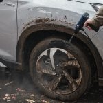 キャンプに行けば、現地まで乗っていったクルマも汚れてしまうものです