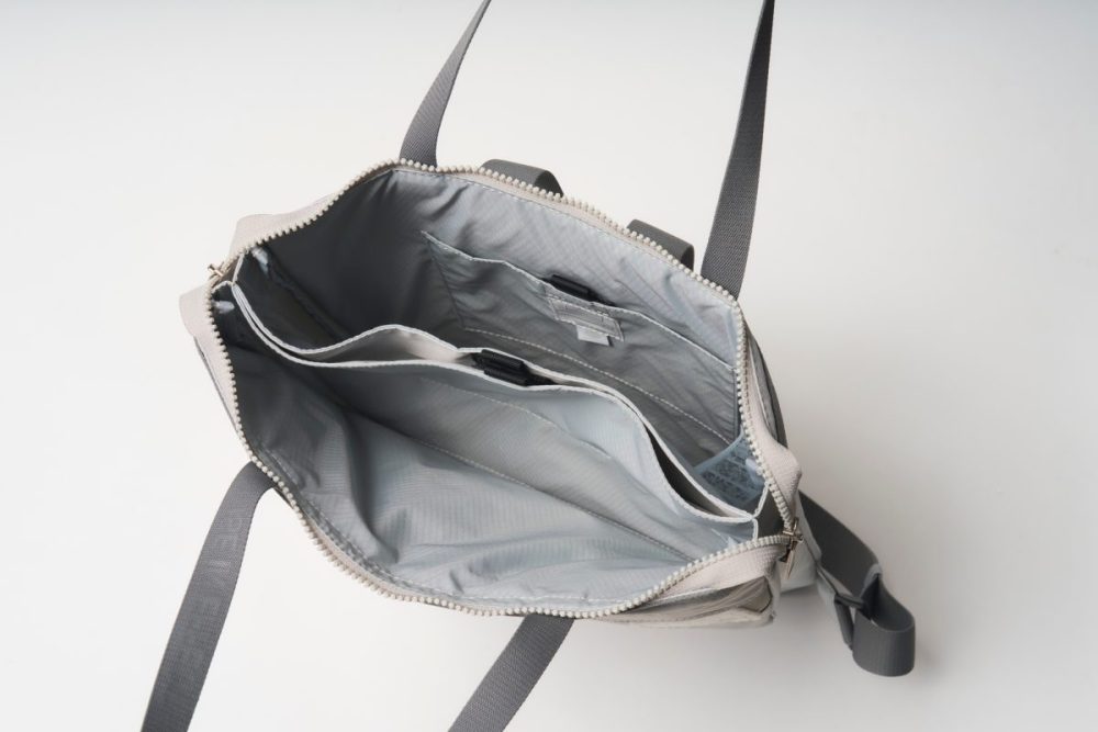 高さが半分の前気室と深さのある後気室、その中間にポケットを設けた内装で構成されている