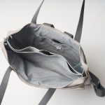 高さが半分の前気室と深さのある後気室、その中間にポケットを設けた内装で構成されている