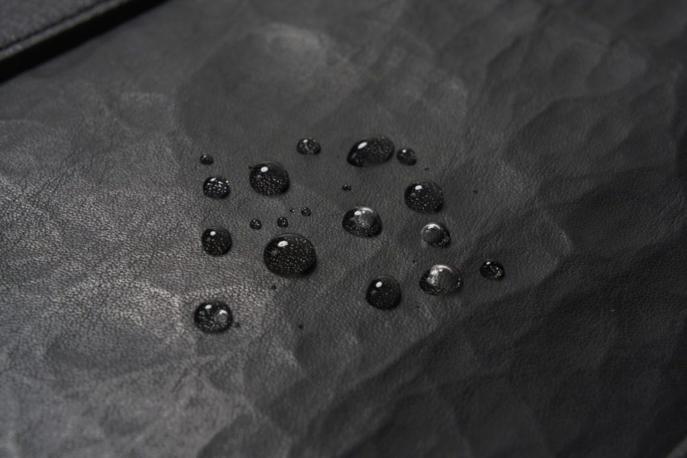 上質感のある撥水レザー＆防水レザーの採用で、雨の日でもシミなどを気にせずに使える