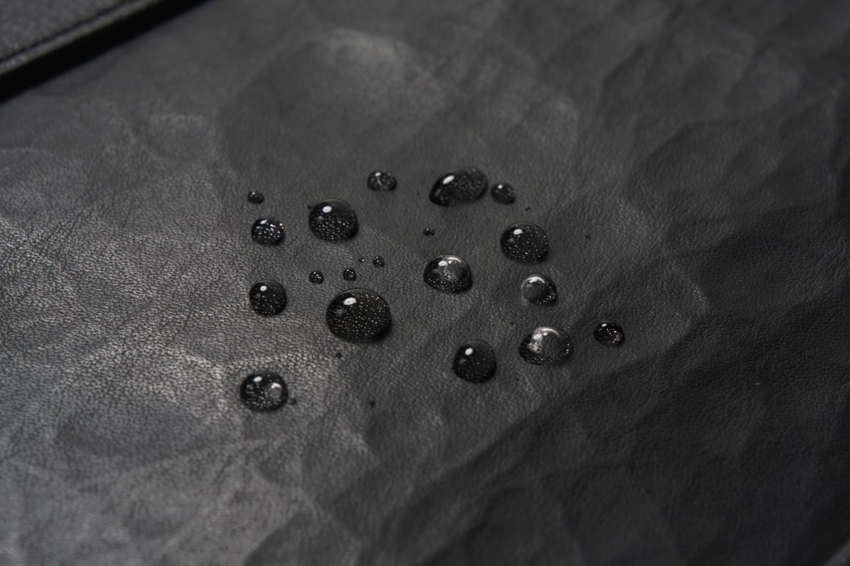 上質感のある撥水レザー＆防水レザーの採用で、雨の日でもシミなどを気にせずに使える