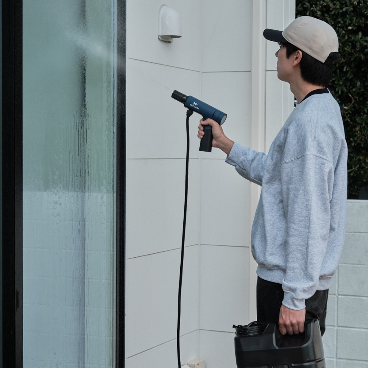 もちろん家でも大活躍する業界最小クラスの高圧洗浄機「POWASH」