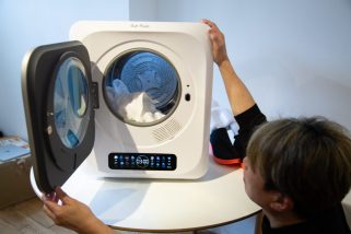 【コンセントに挿すだけ】電気代1時間15円“部屋中どこでも使える”小型衣類乾燥機を試してみたら最強だった