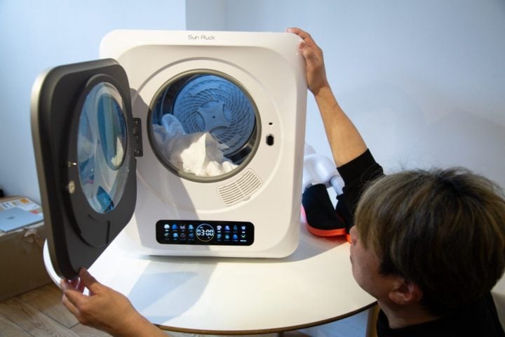 【コンセントに挿すだけ】電気代1時間15円“部屋中どこでも使える”小型衣類乾燥機を試してみたら最強だった