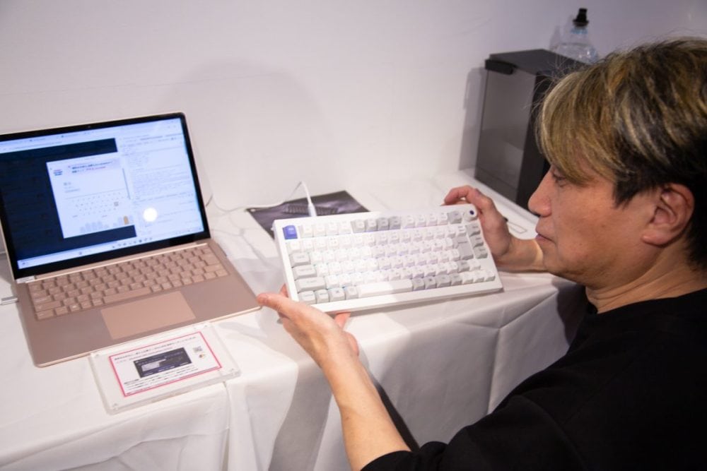 「Q1 HE 8K」は「磁気キーボード」を採用しているのですが、物理的な接点がなく、キースイッチを押し込むことで内部の磁気センサーが押し込みの深さを検知し、入力されるという仕組み