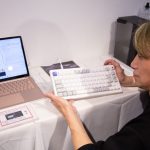 「Q1 HE 8K」は「磁気キーボード」を採用しているのですが、物理的な接点がなく、キースイッチを押し込むことで内部の磁気センサーが押し込みの深さを検知し、入力されるという仕組み