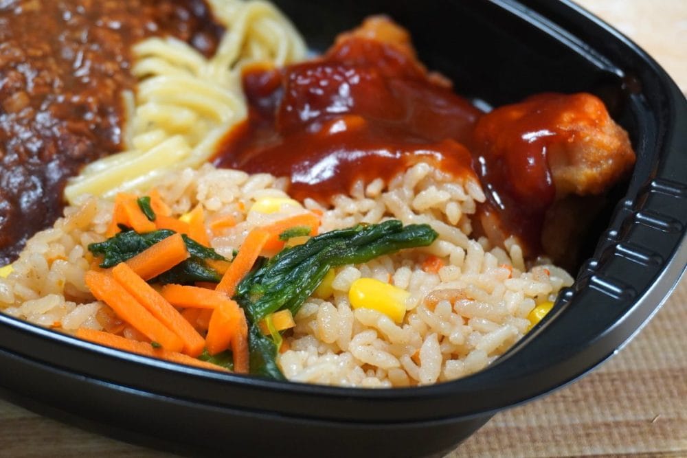 「ガッツリ飯×ガッツリ飯 ジャージャー麺&にんにく焼きめし風とヤンニョムチキン」のにんにく焼きめし