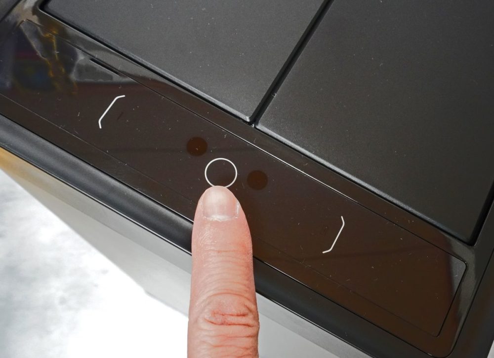 袋を自動で広げるゴミ箱「PITA BOX」30Lのボタン。