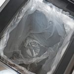 袋を自動で広げるゴミ箱「PITA BOX」30Lは、ファン後からで自動でゴミ袋がふくらみ壁に密着する。