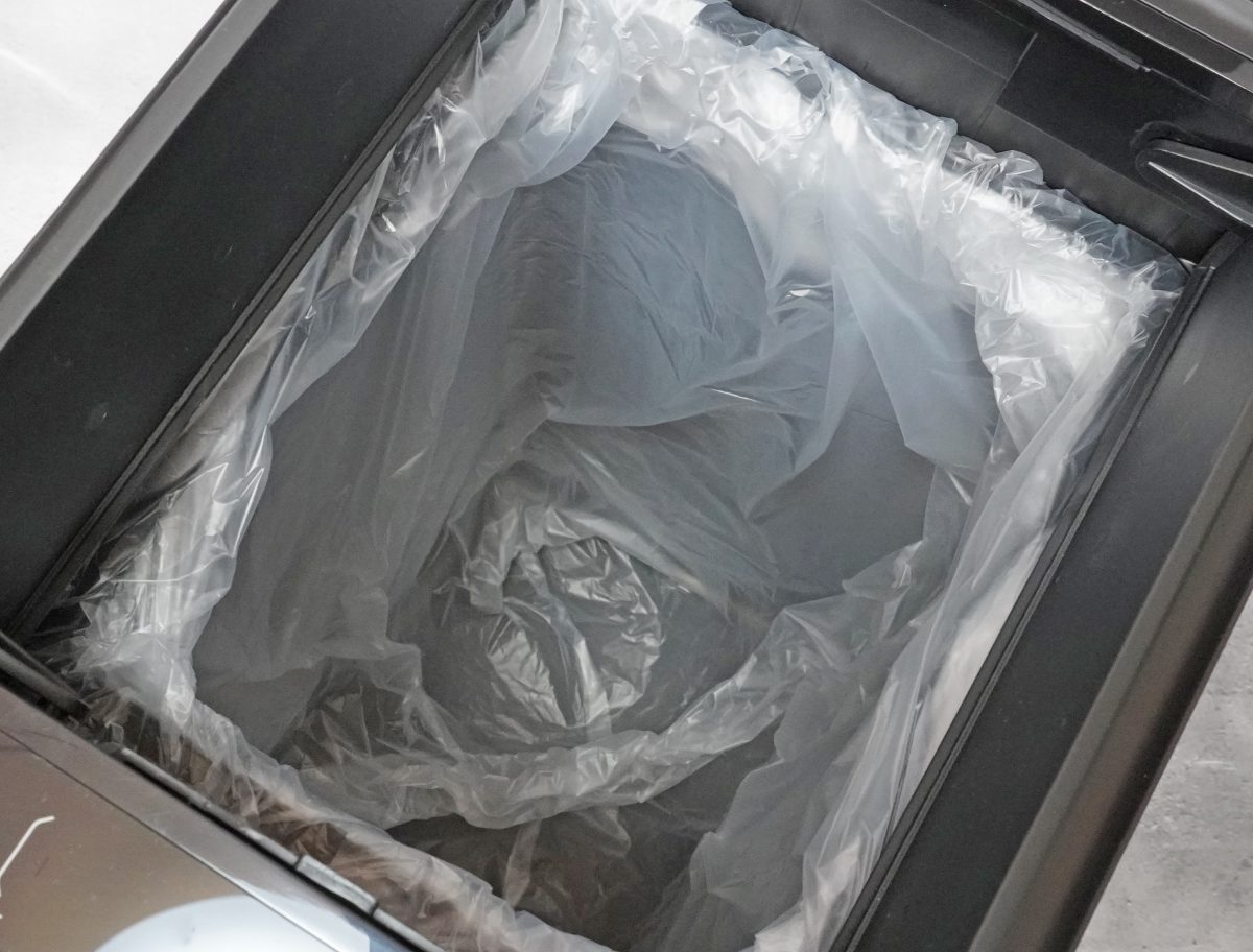 袋を自動で広げるゴミ箱「PITA BOX」30Lは、ファン後からで自動でゴミ袋がふくらみ壁に密着する。