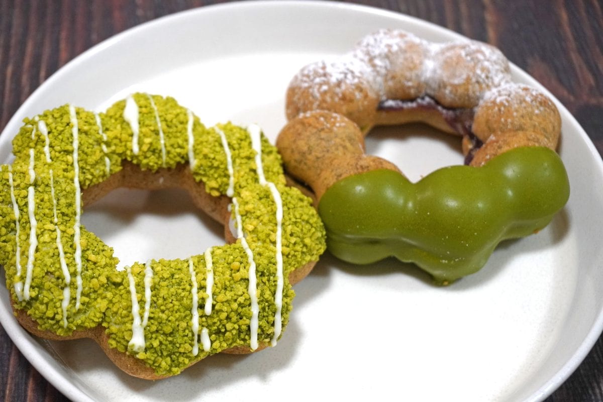 ミスタードーナツ 左:「ポン・デ・ザク宇治抹茶ミルク風」右:「ポン・デ・宇治抹茶 あずき抹茶わらびもち」