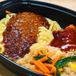 「ガッツリ飯×ガッツリ飯 ジャージャー麺&にんにく焼きめし風とヤンニョムチキン」のジャージャー麺