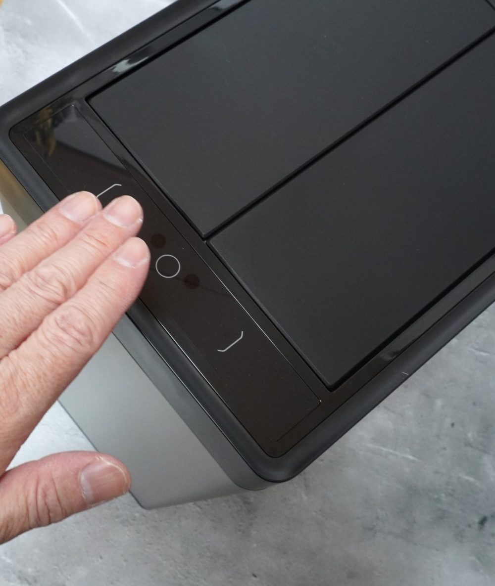 袋を自動で広げるゴミ箱「PITA BOX」30L。タッチセンサーで手を触れずにドアが開く