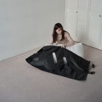 「HANG PACK」のサイドが大きく開くので、収納品をスムーズにセット