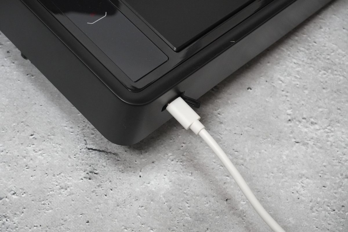 袋を自動で広げるゴミ箱「PITA BOX」30Lの充電はUSB-Cで。