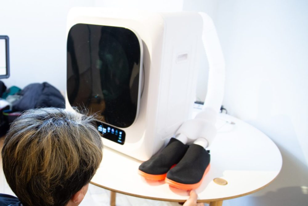 定格電圧はAC100Vなので、家庭用コンセントさえあれば排水ホースいらずで、どの部屋だって衣類乾燥できるのです