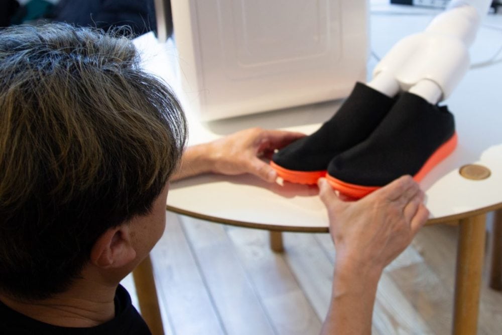 専用の靴乾燥アタッチメントを使うことで、温風を全体にムラなく送り込み、短時間で革靴やスニーカーを乾燥できるのです