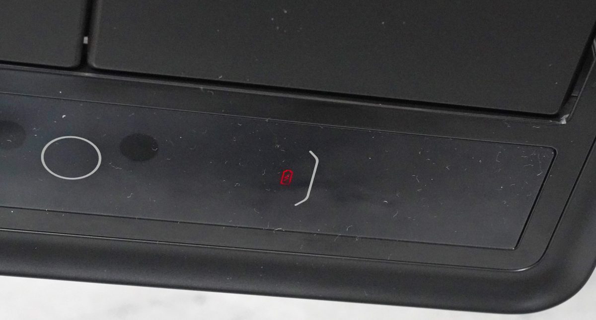 袋を自動で広げるゴミ箱「PITA BOX」30L。充電中はランプが点灯します。