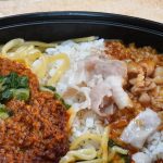 「ガッツリ飯×ガッツリ飯 台湾まぜそば&甘辛豚バラ丼と野菜ナムル」の豚バラ