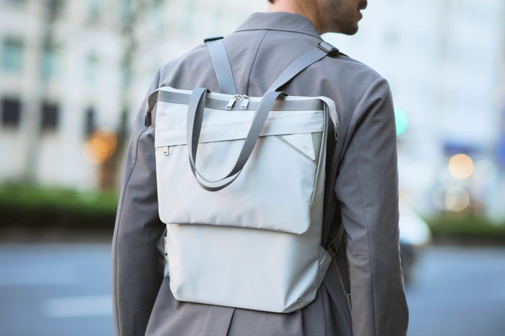 背面にショルダーストラップを備え、背負って持ち歩くスタイルも可能