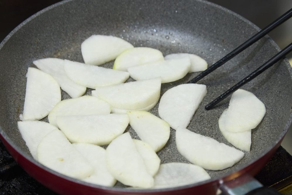 豚バラ大根二十面相の作り方。下ごしらえをして 豚バラ肉と大根を炒める