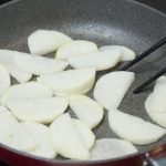 豚バラ大根二十面相の作り方。下ごしらえをして 豚バラ肉と大根を炒める