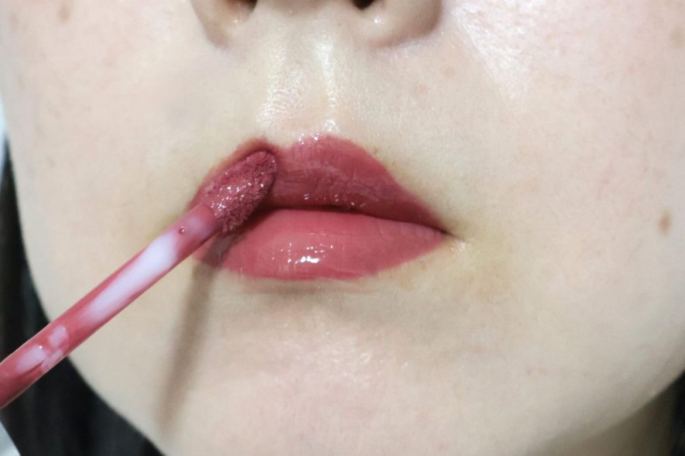 「おっドろきのワンデイリップ」のカラーを塗るところ