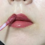 「おっドろきのワンデイリップ」のカラーを塗るところ