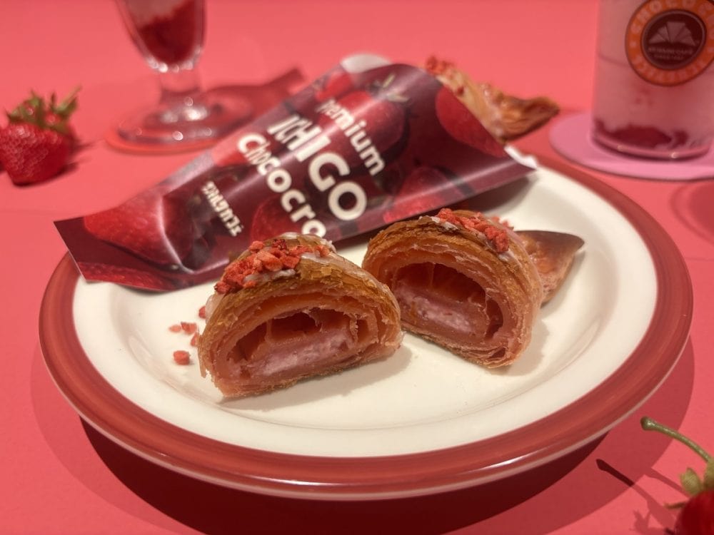 いちご顆粒⼊りチョコレートと、酸味と⽢みのバランスを極めた特製いちごクリームがたっぷり