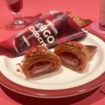 いちご顆粒⼊りチョコレートと、酸味と⽢みのバランスを極めた特製いちごクリームがたっぷり