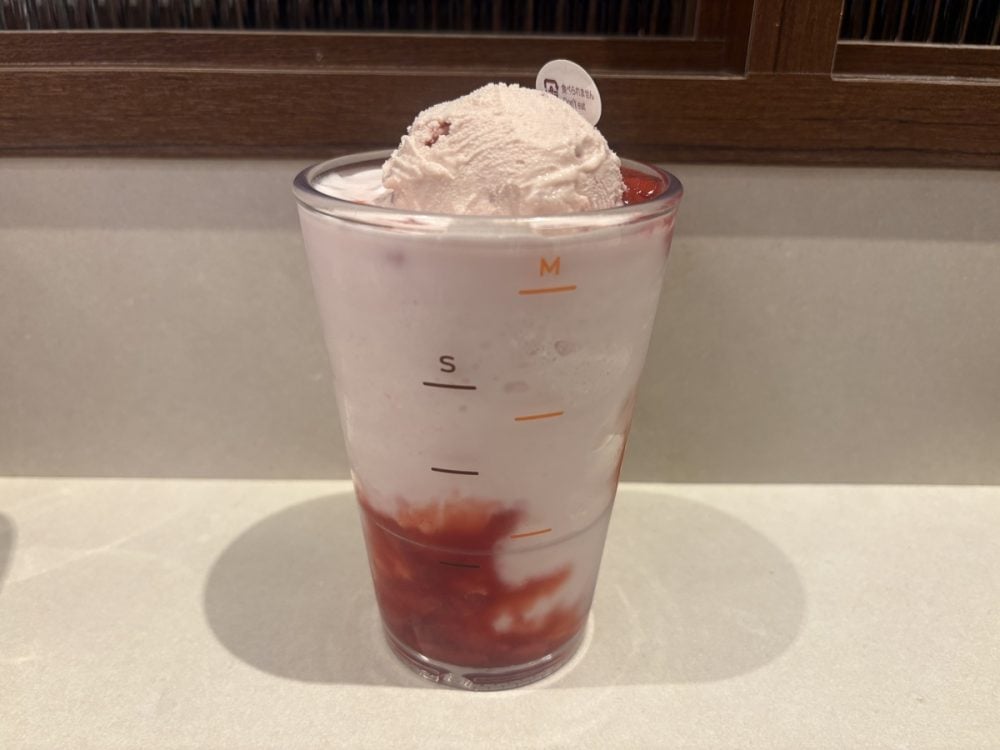 果⾁感たっぷりのいちごソースとミルクが溶け合うスムージー