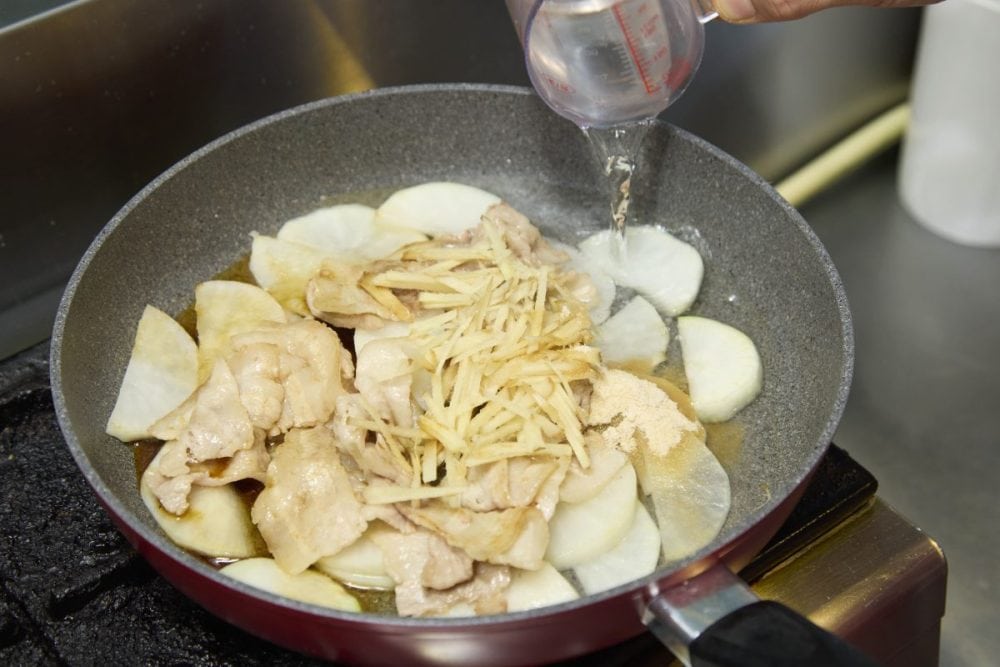 豚バラ大根二十面相の作り方。大根を炒めたら豚バラと 残りの材料を入れて煮込む