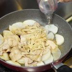 豚バラ大根二十面相の作り方。大根を炒めたら豚バラと 残りの材料を入れて煮込む