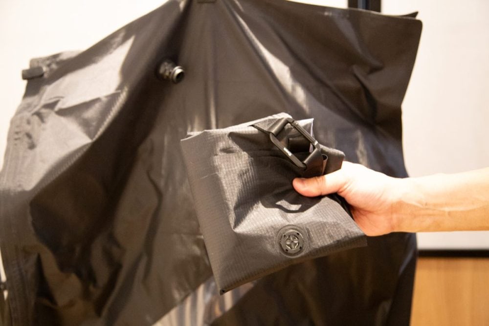 「HANG PACK」の素材はPE+ファブリックで、空気漏れや破損リスクを極限まで減らした2層構造生地