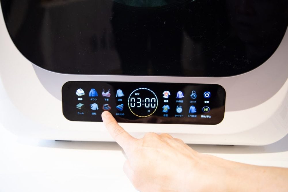 ワイシャツ1枚の場合は約20分、バスタオル1枚の場合は約15分、Tシャツ2枚の場合は約40分でバリぴんに乾燥してくれる大容量パワフルモデル