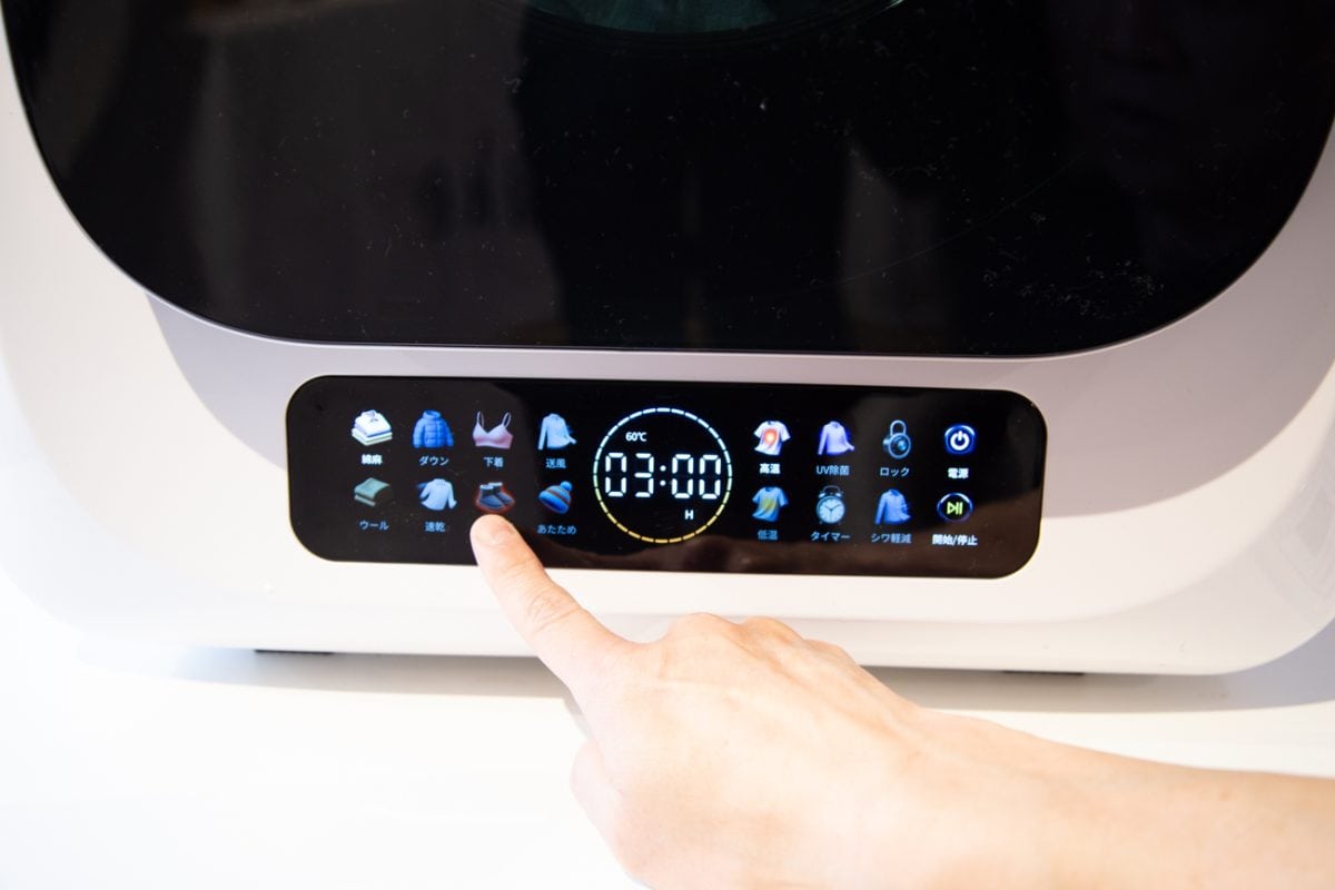 ワイシャツ1枚の場合は約20分、バスタオル1枚の場合は約15分、Tシャツ2枚の場合は約40分でバリぴんに乾燥してくれる大容量パワフルモデル