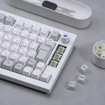 テンキーなどを排除した75%レイアウトが採用されていて、マウスをキーボードに近い位置で操作できるので、作業効率も爆上げ