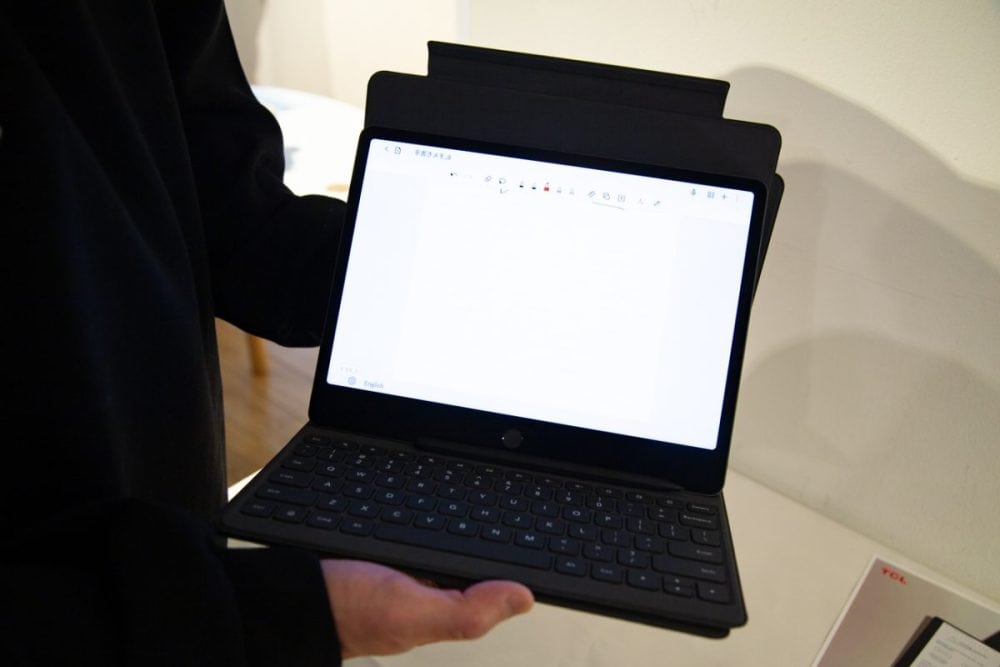 余白のある紙を探して、インクが枯れていない筆記用具を探して……なんて考えると、手元にはいつでもスマホがあるので俊敏性だけでも、デジタル優位