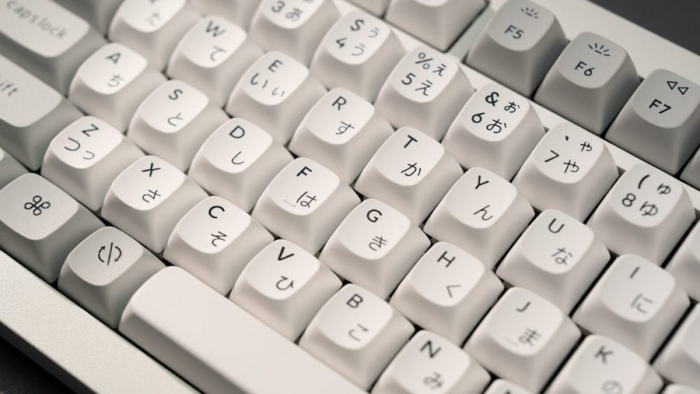 ダブルガスケット構造とスクリューインPCBスタビライザーにより、打鍵時の衝撃やブレを抑え、自然で安定した打鍵音と押し心地を実現