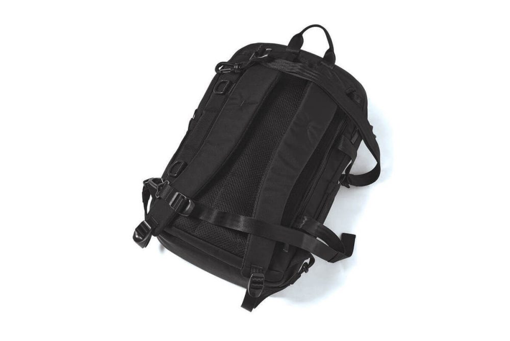 2本のテープで座席下に吊り下げられるバッグハンガーシステム採用