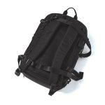 2本のテープで座席下に吊り下げられるバッグハンガーシステム採用