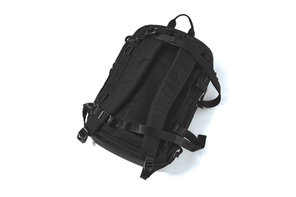 2本のテープで座席下に吊り下げられるバッグハンガーシステム採用