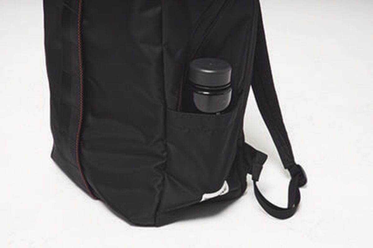 ボトルを収納しやすいサイドポケット