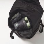 マチがあってウエアも入れやすいフロントポケットと、シューズも入るトップポケットを装備